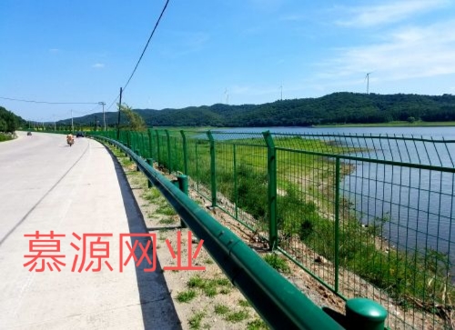 高速公路常用隔離網(wǎng)：公路隔離網(wǎng)、防炫目網(wǎng)、護(hù)欄板